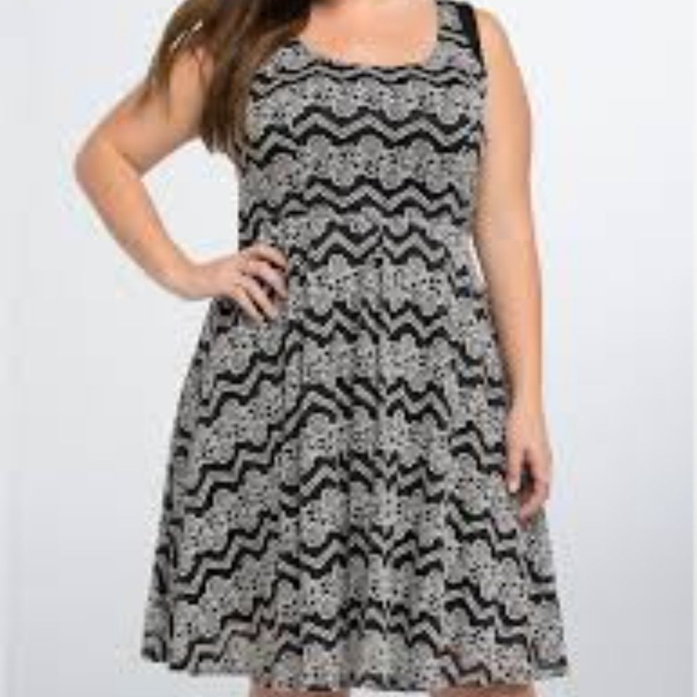 EUC- torrid LACE SKATER CONTRAST DRESS-12